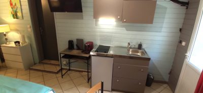Chambre cuisine SDB dans charmante propriétée